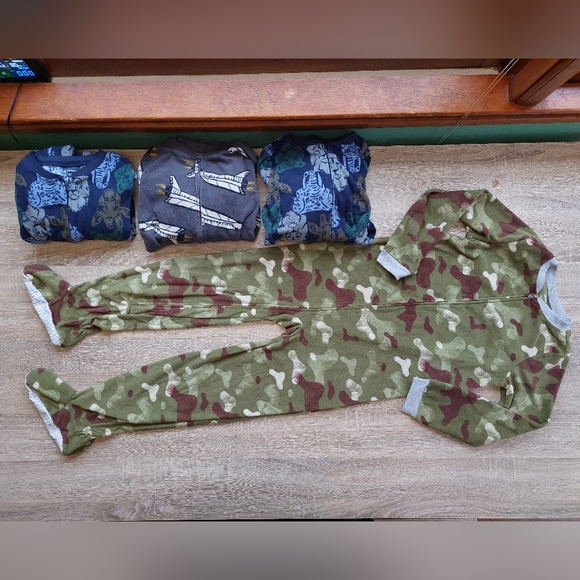 Bundle of Carter's fleece feet pajamas (update on bottom) - Picture 8 of 16